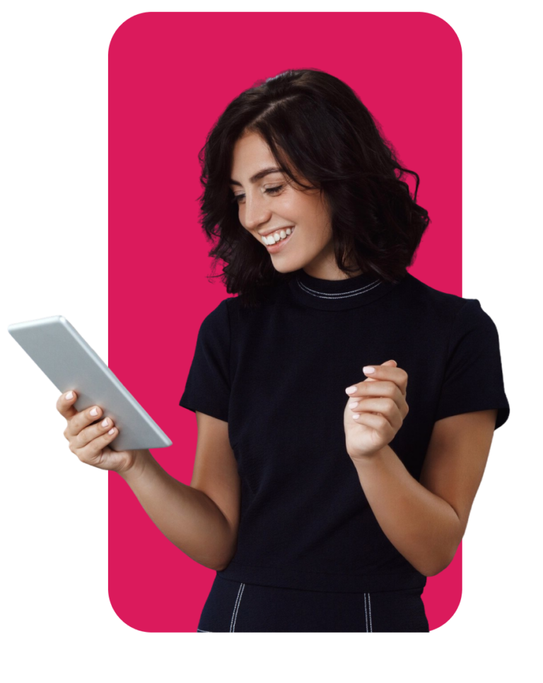 Mujer sosteniendo tableta con fondo rosa