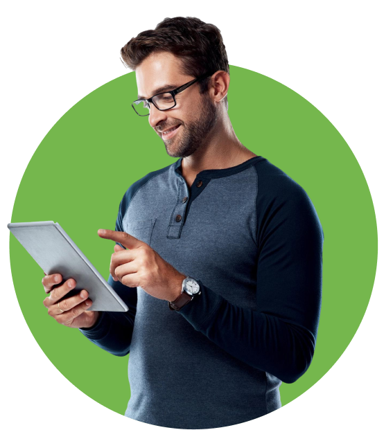 hombre con anteojos viendo su tableta con fondo verde