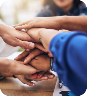 un equipo dandose la mano